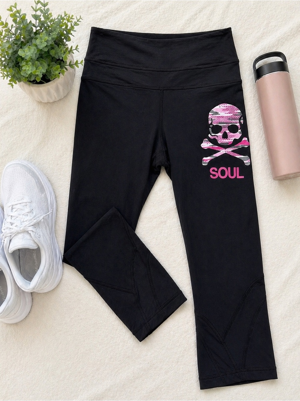 LULULEMON SOUL CYCLE Black Crop Leggings Pink Camo Skull Size 6 Spin Class